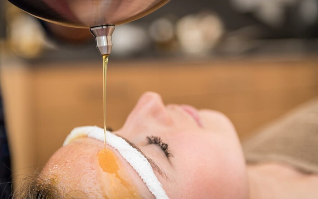 Stirnguss mit Ayurvedischen Ölen